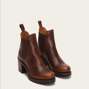 Frye Sabrina Chelsea